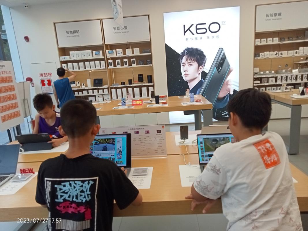 20230727周四下午深圳南山某品牌电子产品销售店里,看到三个小学生